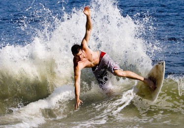 华体会体育_U23国足切换训练基地强化恢复性练习 王钰栋、王博豪、杨希场边慢走调整状态