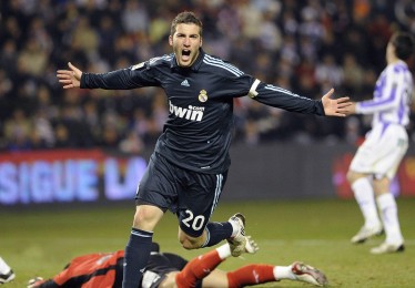 【华体会】背水一战！弗赖堡主场死磕多特蒙德，欧冠席位争夺白热化