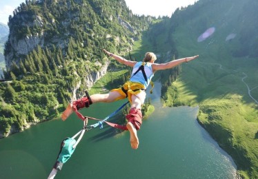 华体会体育-新征程！18岁中国小将正式登陆塞尔超 签约顶级俱乐部开启留洋新篇章