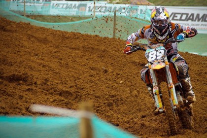 HTH.com：世体独家，姆巴佩颁奖环节拒向巴萨致意，多次催促巴黎队友速离现场